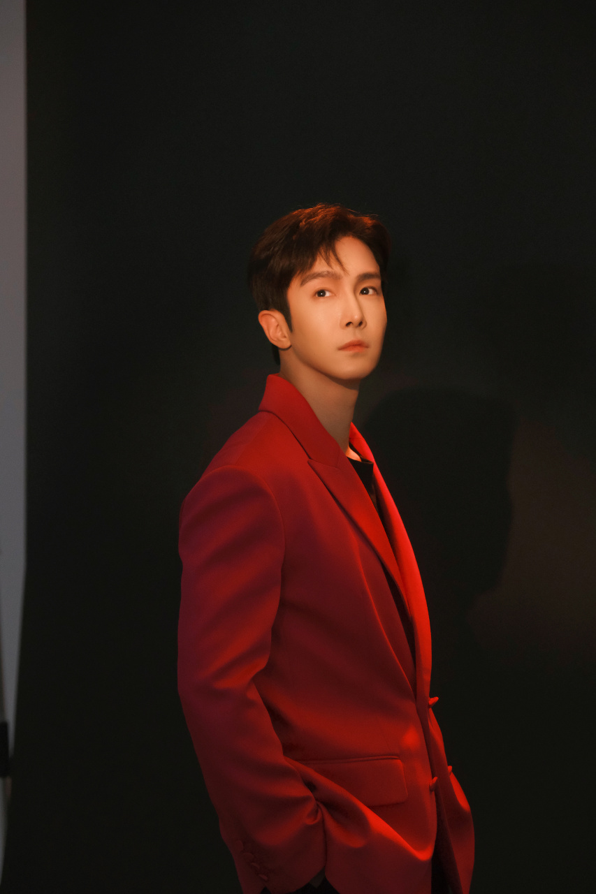 帅气盛一伦拍摄花絮掉落.92