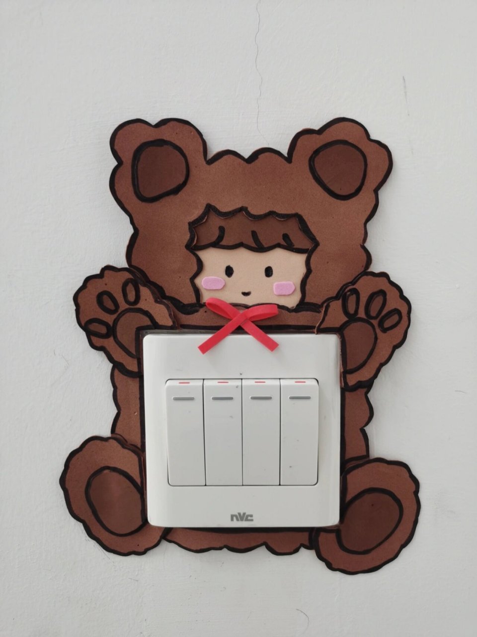 幼儿园手工——海绵纸作品 学生作品:开关贴和自制相框 	 幼稚可爱