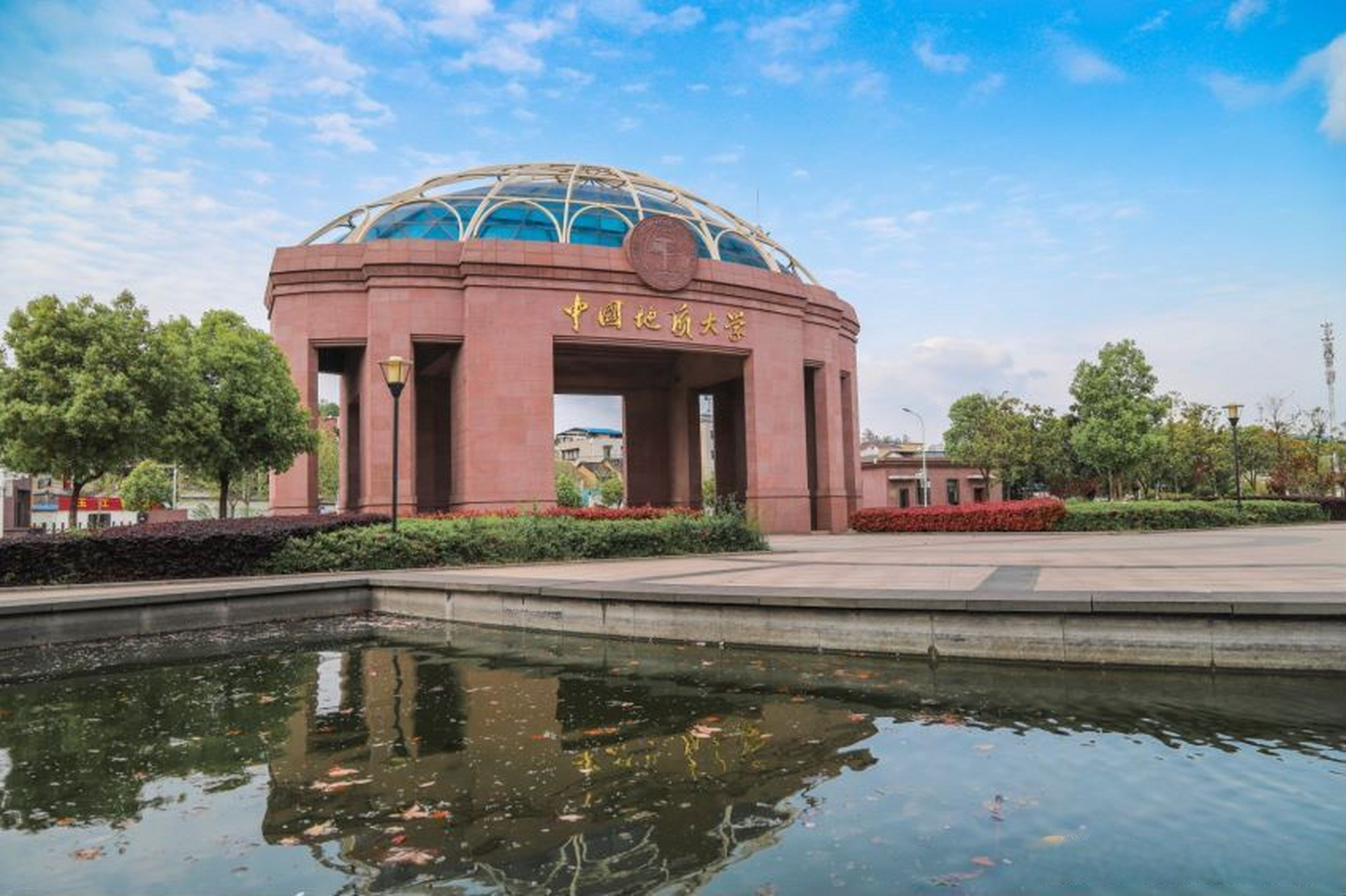 庆祝 南望山下,巍巍学府传道义 未来城中,莘莘学子