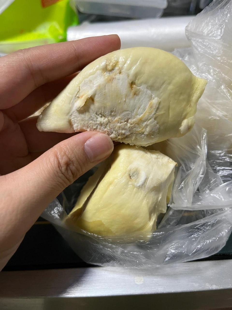 榴莲肉硬且中间发黑,是不是死包 我在楼下买了个榴莲,老板说刀92被