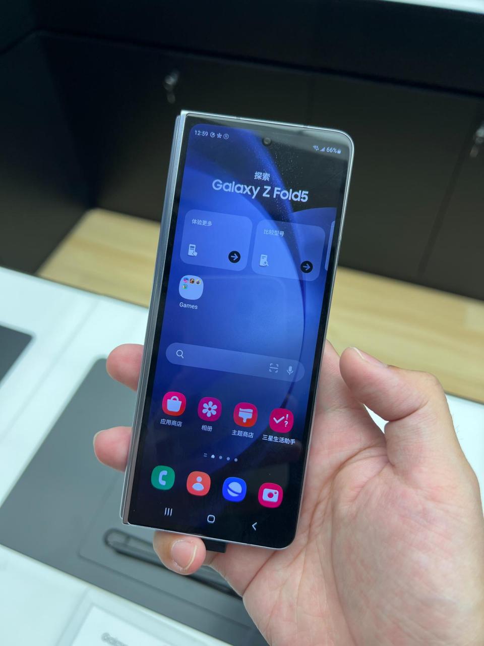 刚刚第一次上手体验了一下三星z fold5,产品确实比上一代提升了蛮多的