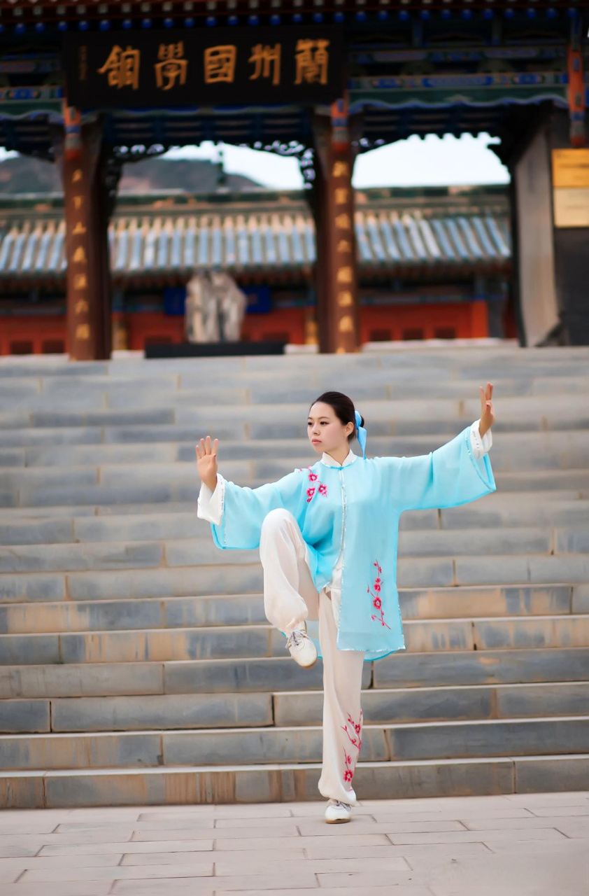 搂膝拗步是24式太极拳当中的一个非常重要的技术动作