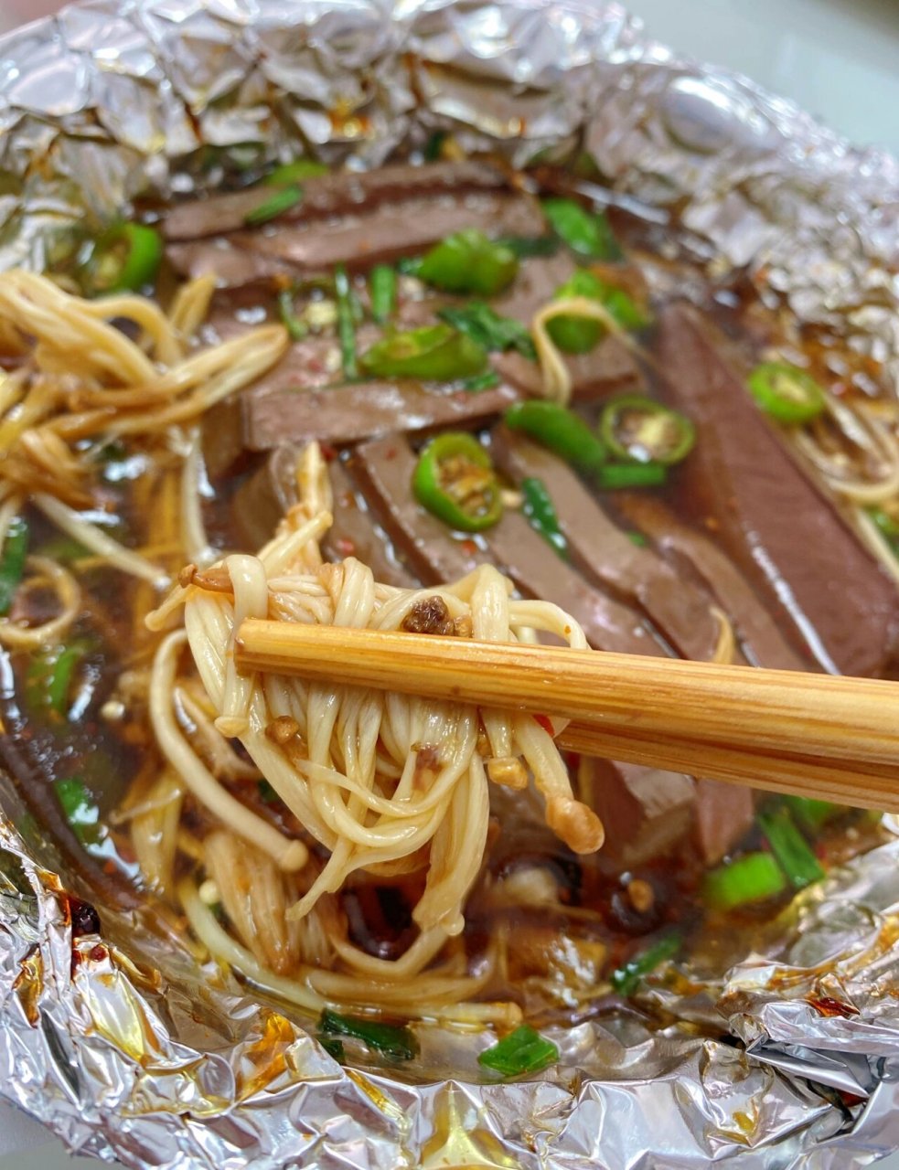 炸锅就能做7515鸭血金针菇 麻辣鲜嫩 每次去烧烤店 必点锡纸鸭血