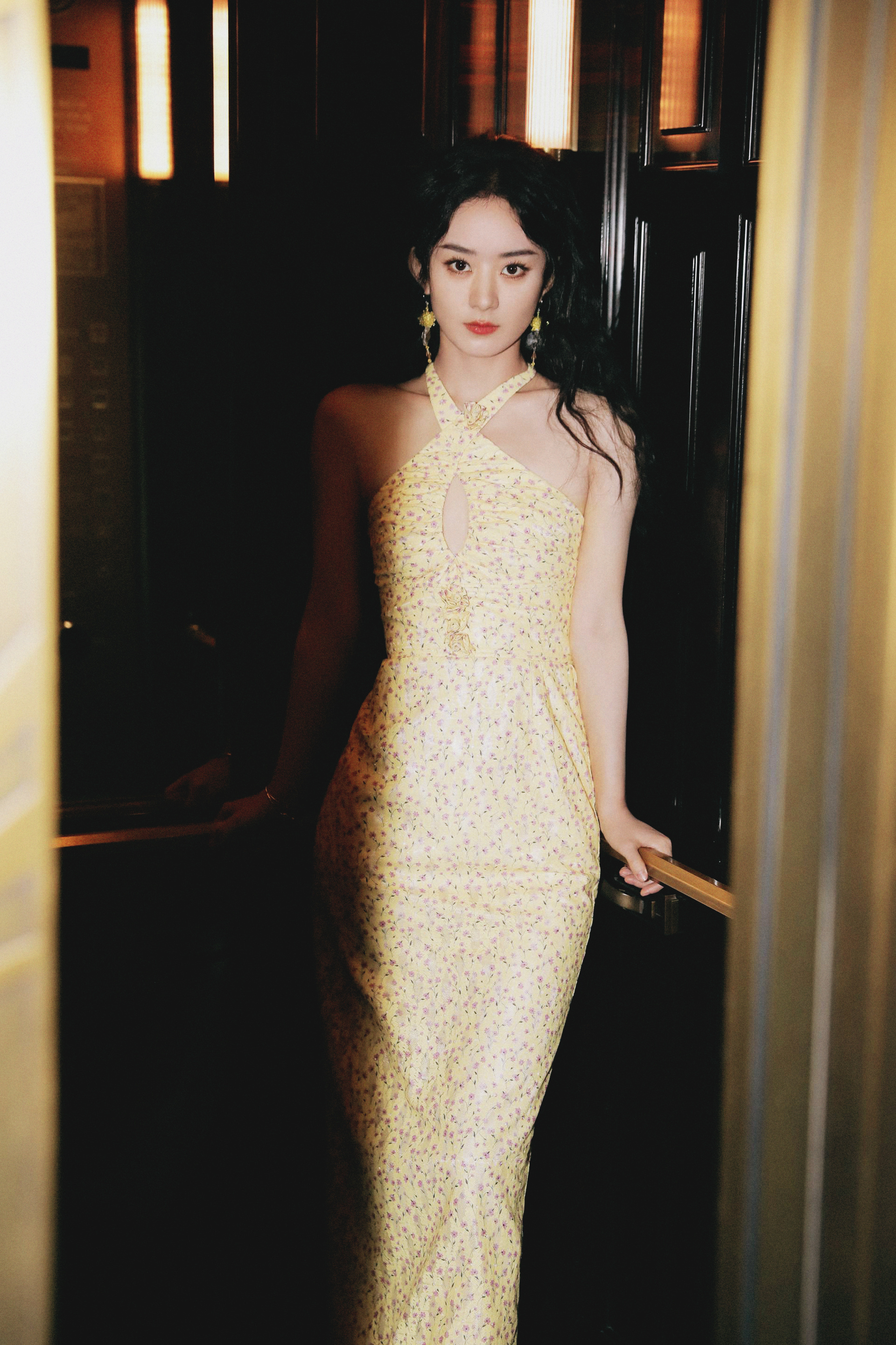 赵丽颖金色礼裙造型大赏