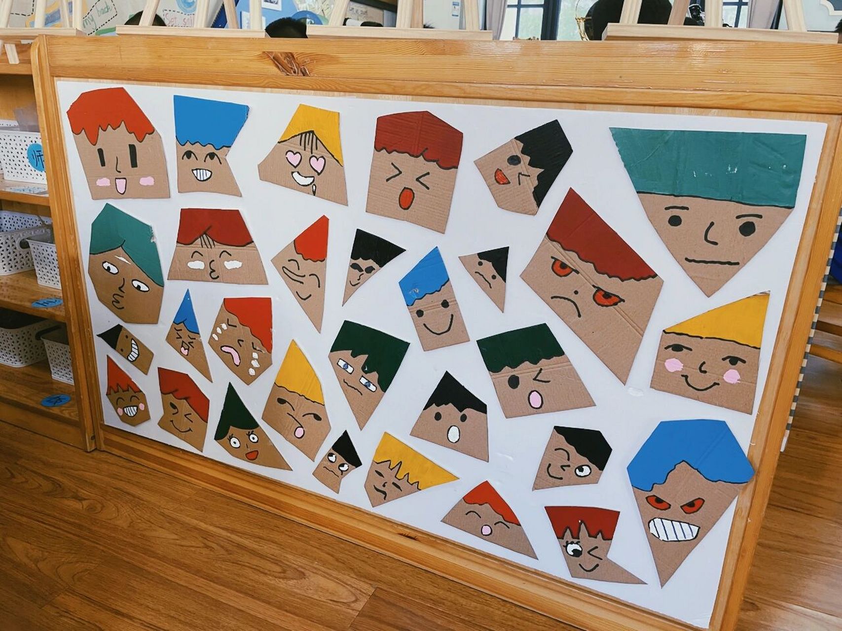 上学期毕业班的时候做的一块表情墙,过程很简单,一天完工～就是需要