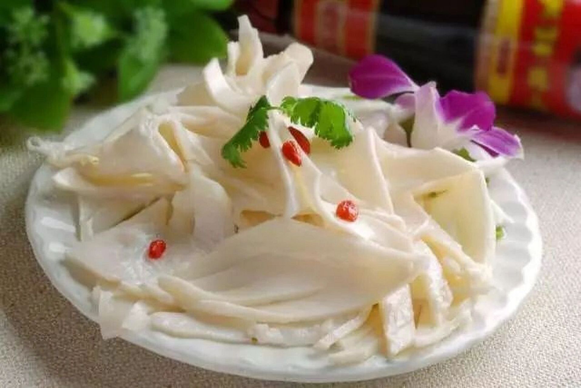黄喉是猪,牛等家畜的大血管,一般为主动脉,又称心管,是四川火锅里的一