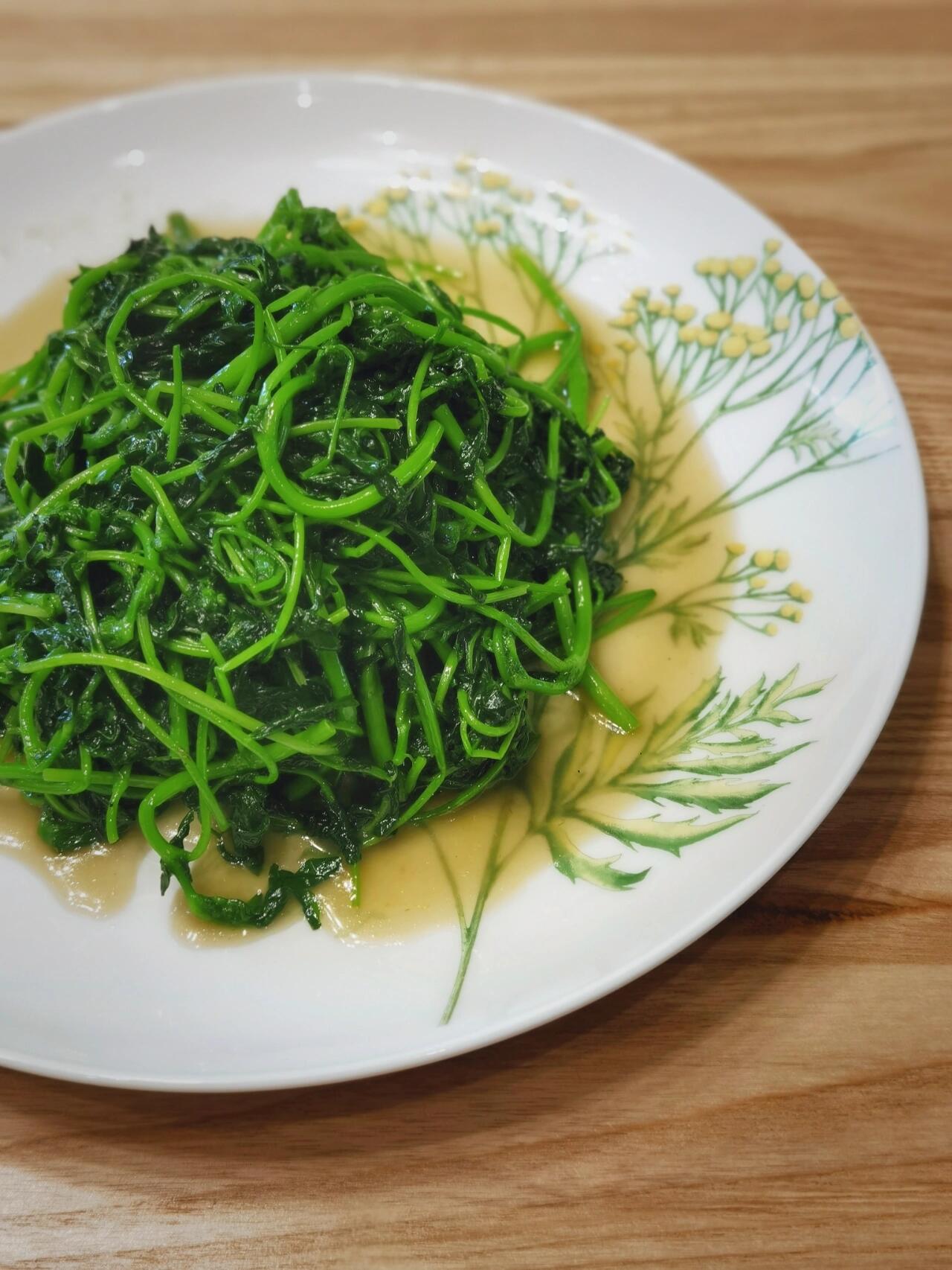 清炒一盘江西苕～～～紫云英 江西苕学名紫云英,春天才有的蔬菜,是从