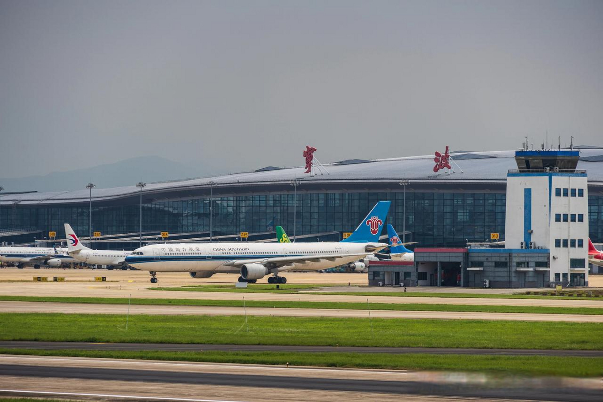 秋日生活打卡季 中国南方航空a330-300,编号b-8426,宁波栎社国际机场