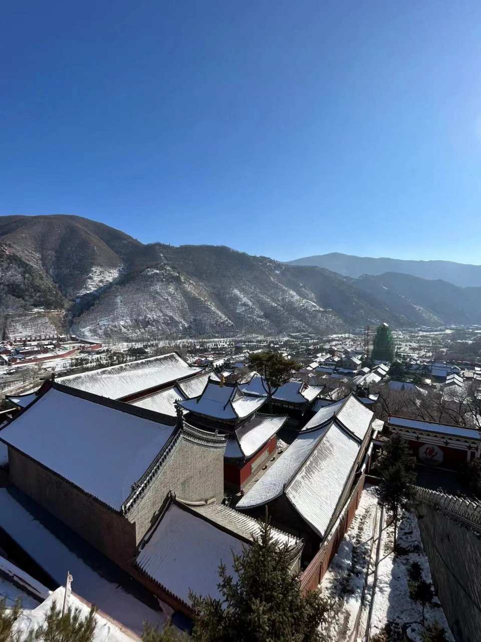 爷庙—文殊菩萨殿—显通寺—大圆照寺—菩萨顶—十方堂 	 去了五台山