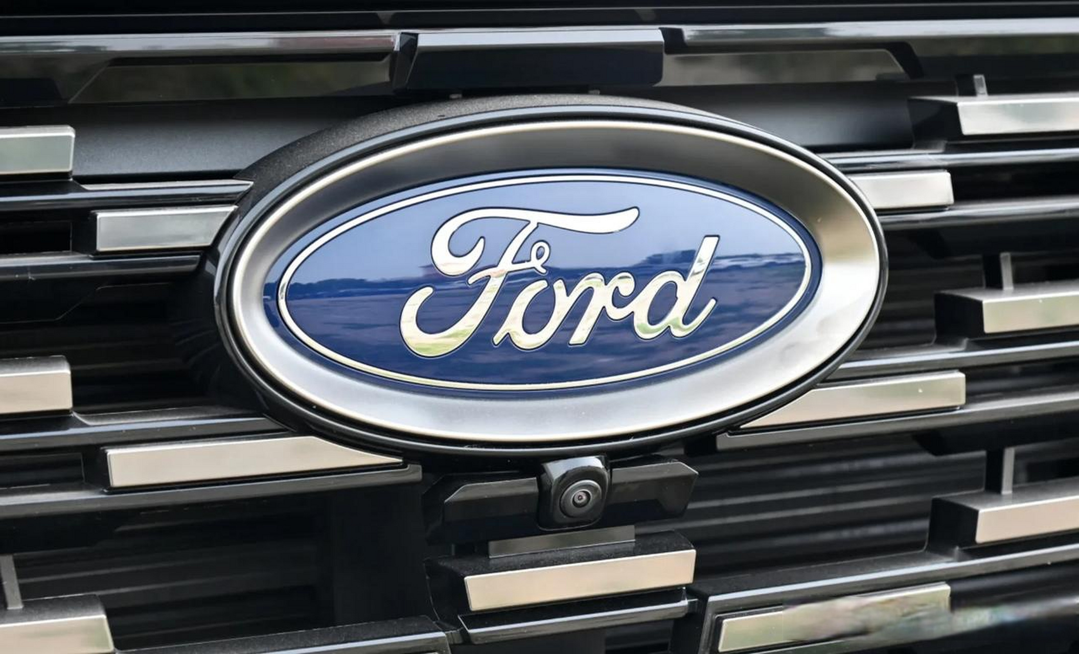 读家观察 海外市场的福特猛禽使用了新版的logo,更粗的白色圈圈和更深