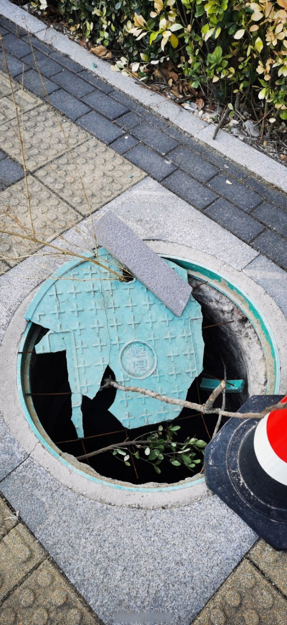 青岛西海岸新区风河南与融创中心之间的横一路人行道上井盖破损,而且