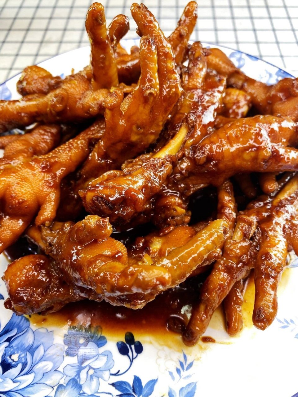 酱焖鸡爪,新手小白年夜饭(二) 用料 鸡爪	1斤,酱油	适量,红糖	适量,盐