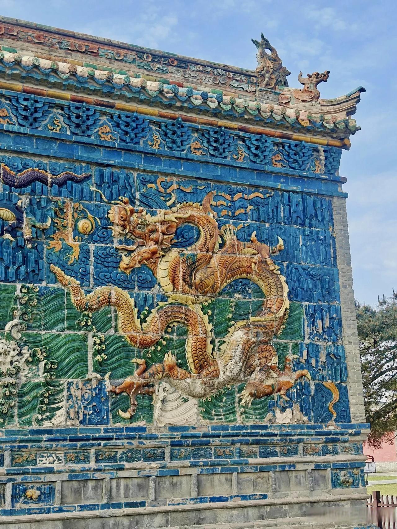 阳光穿透清晨薄雾将六百年前的釉彩镀上了一圈流动的金边