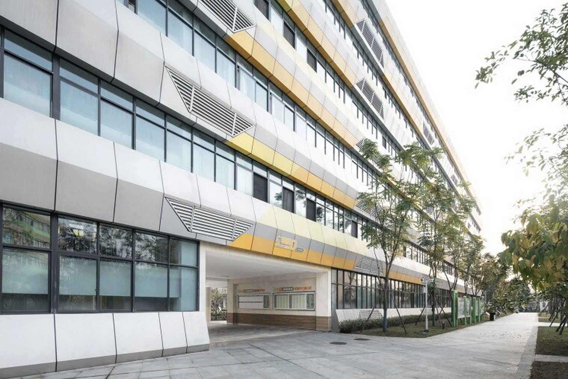 成都东辰外国语学校 学校简介: 成都市温江区东辰外国语学校,系东辰