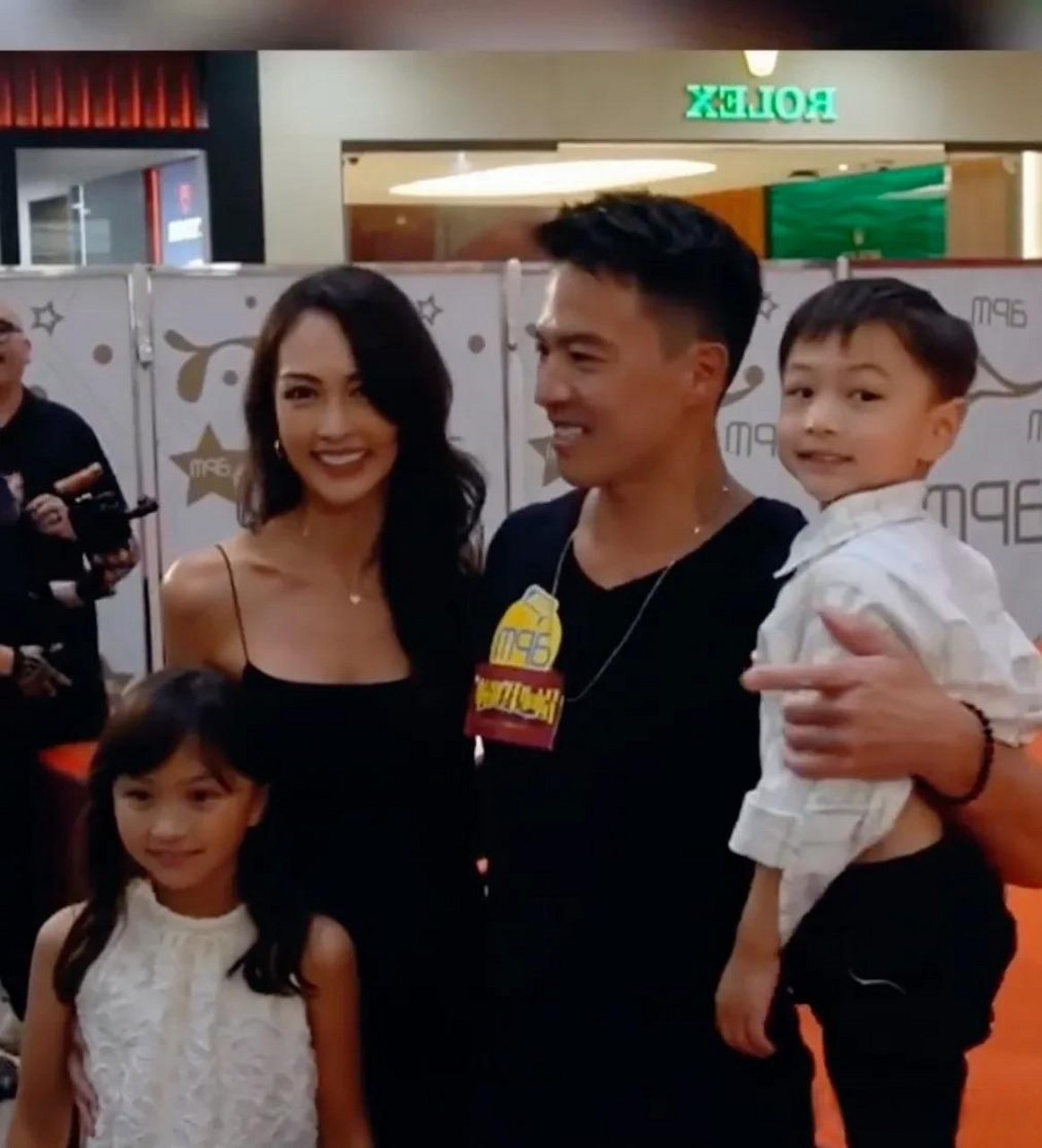 46岁的安志杰 携妻子一家四口亮相活动目前看到颜值最高的一家四口