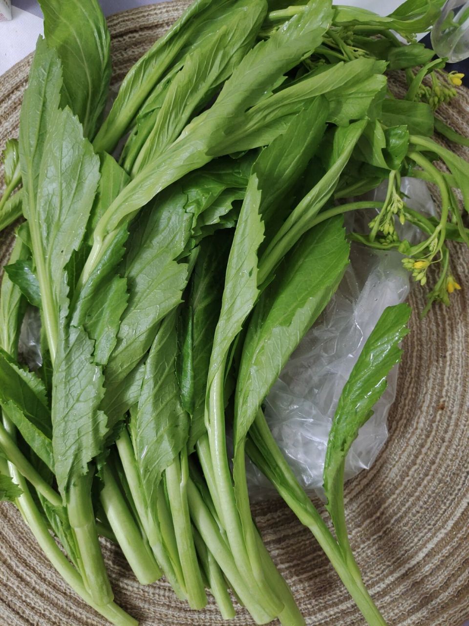 芥菜,芥菜芯或者大片叶子的都很好吃.