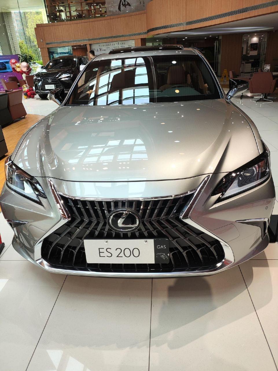 雷克萨斯es200豪华版,超音速钛银,内饰秋山栗,很经典的搭配!