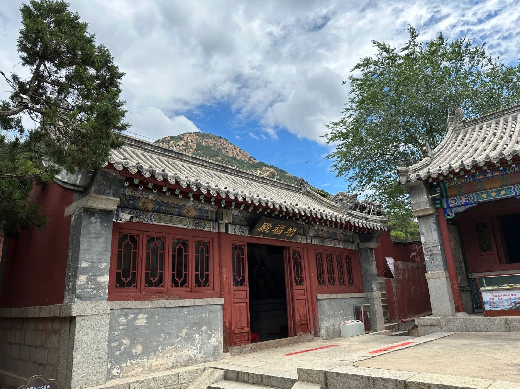 元君庙 春来踏青秋赏叶, 夏去赶海冬品雪, 若无闲事挂心头, 便是人间