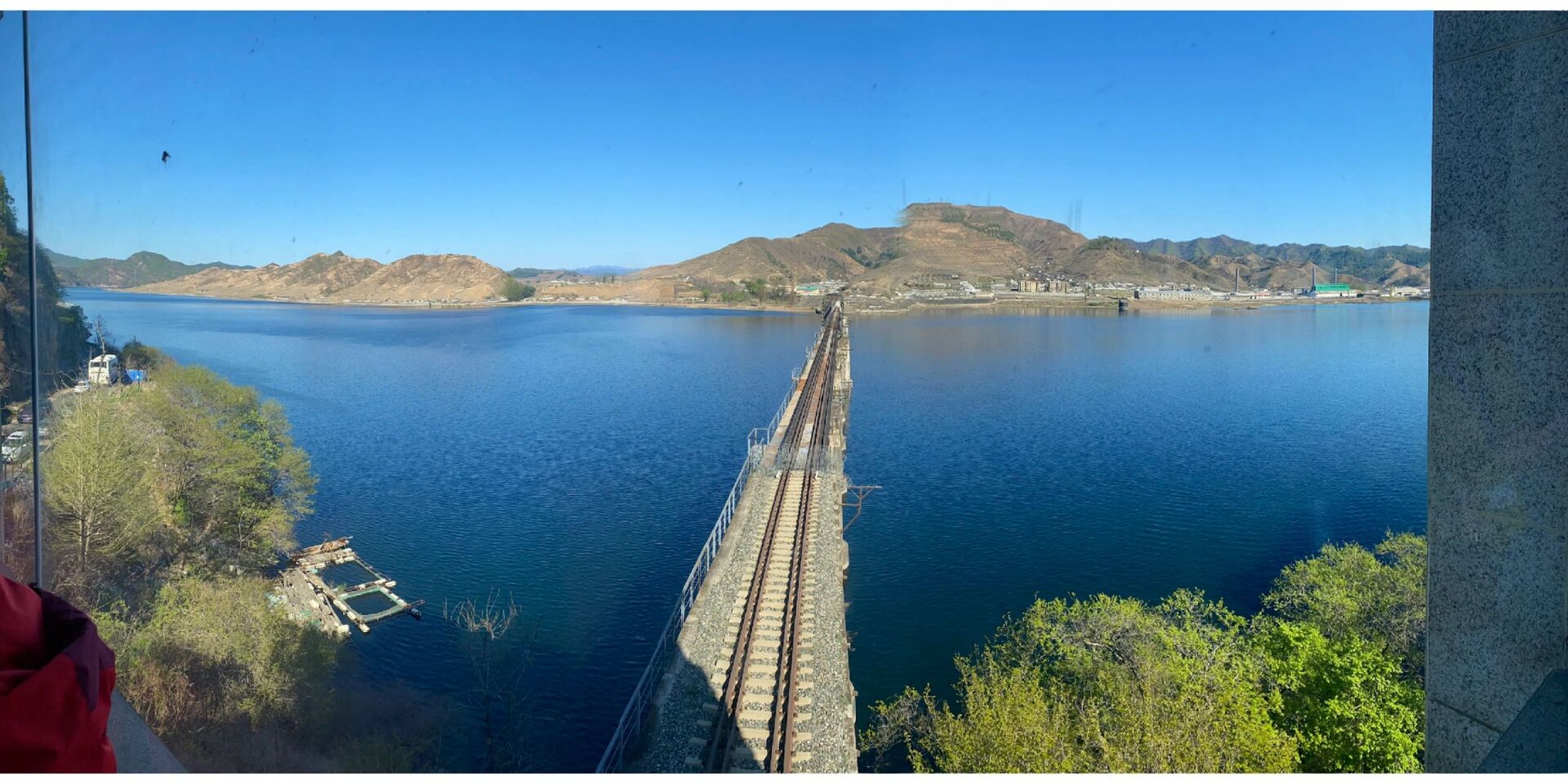 丹东国门 丹东河口国门,中国唯一海铁联运口岸, 位于东北一带的港口