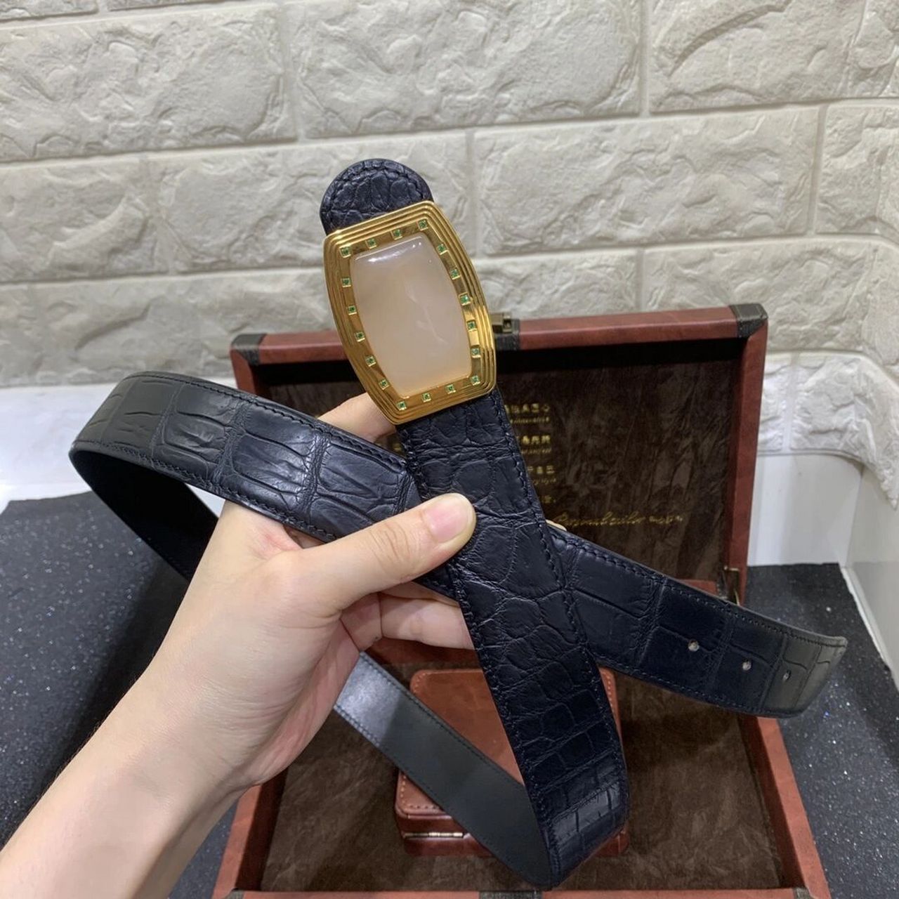 扎好皮带后,皮带尾部应该在腰的哪个部位?