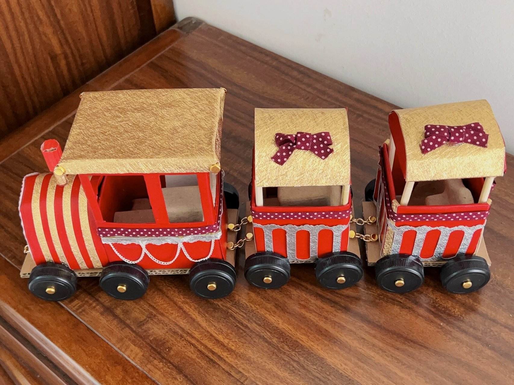 自制手工小火车  幼儿美术作业:废物制作交通工具 废物:瓦楞纸箱,大