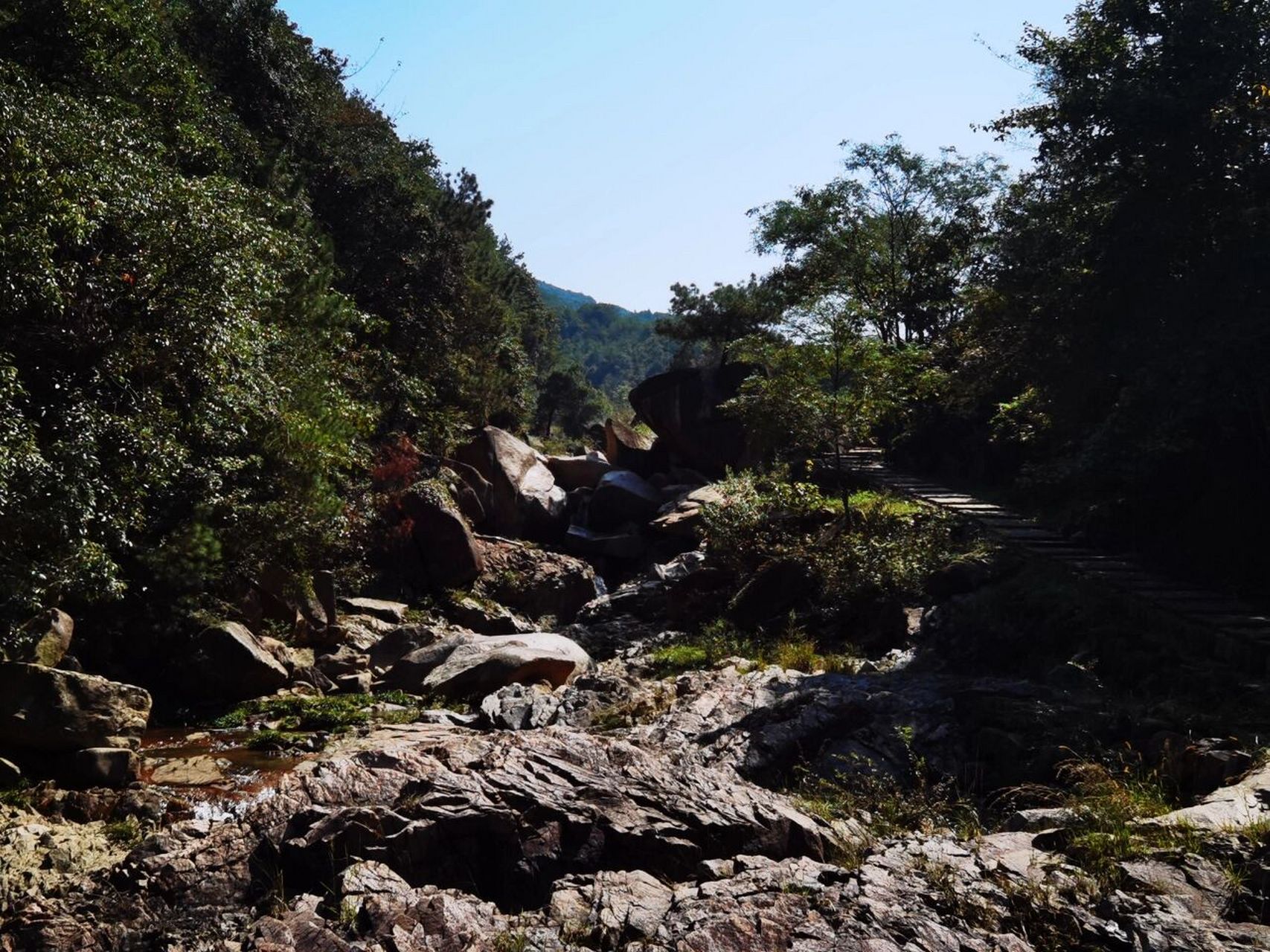 这个小村落居然藏着有200多万年历史的遗迹 万马渡位于新昌县儒岙镇皇