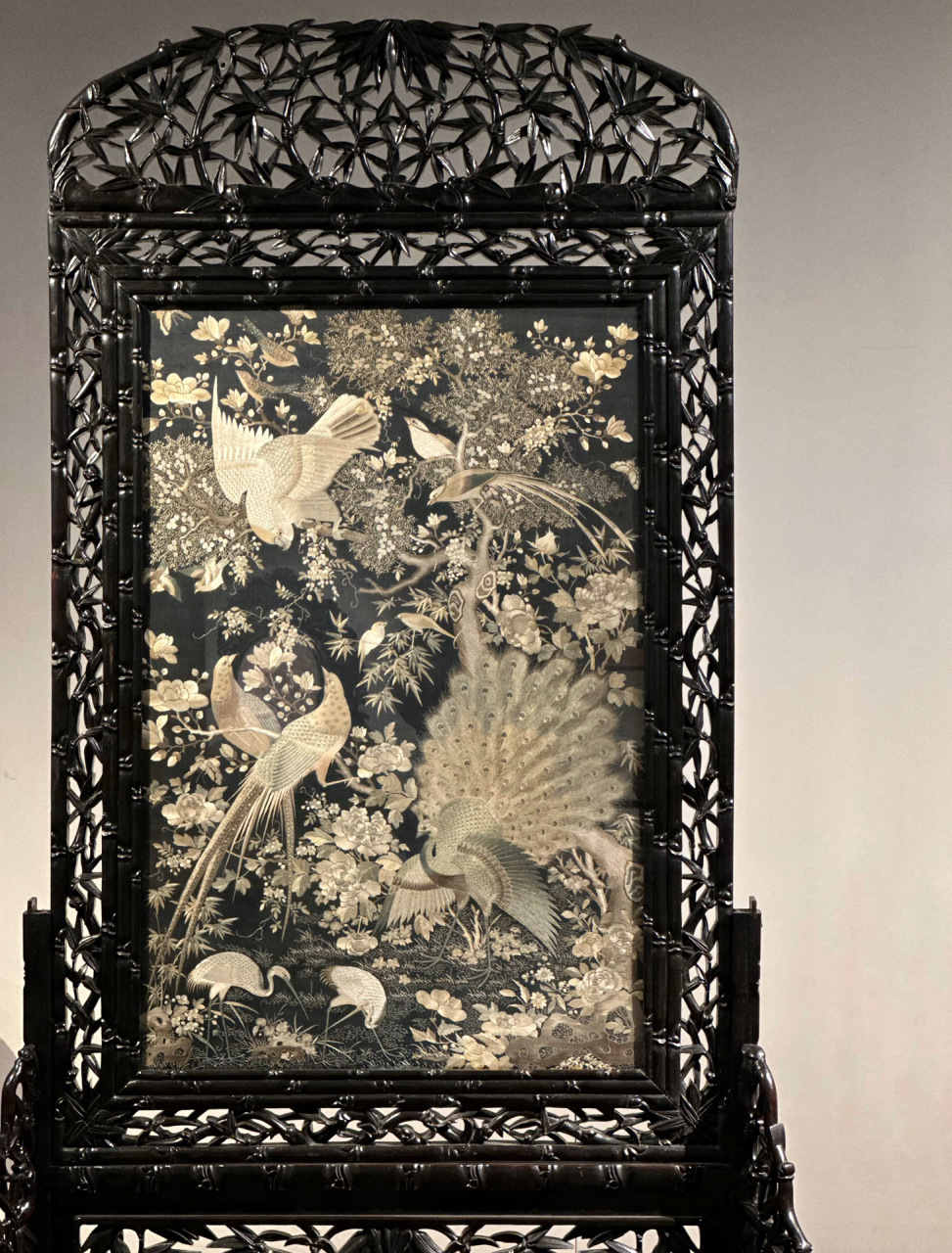 广州十三行博物馆藏|清代广绣花鸟屏风 超级重工的绣品,构图饱满,绣工