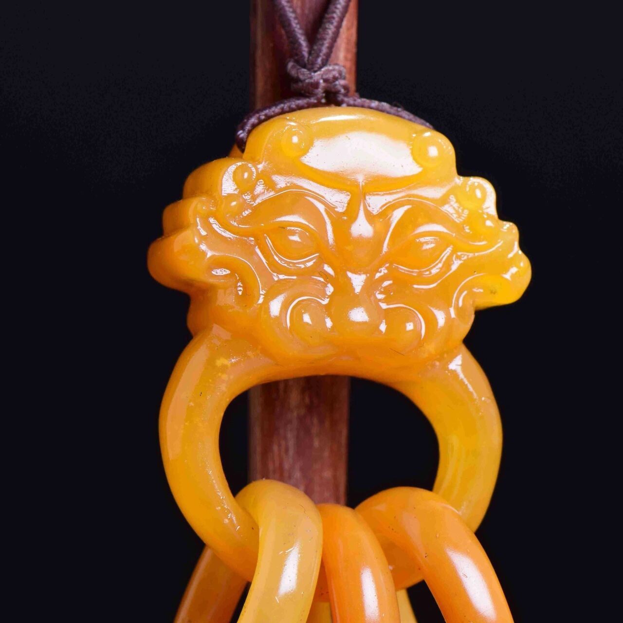 实演新旧宝物成品 乾隆皇帝田黄三连章玉玺现存于故宫博物院.