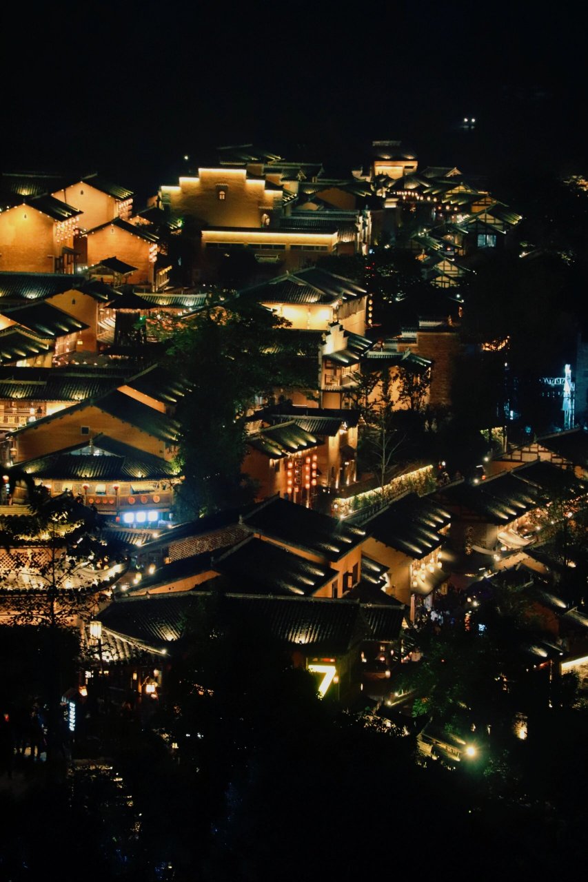 峡谷最美的时段就要到来了 人称悬崖上的小镇,在山顶看灯火通明的夜景