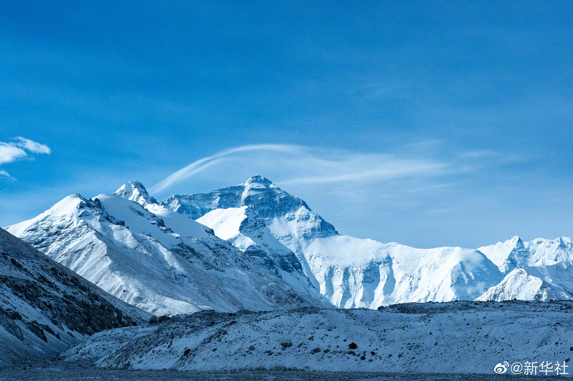 【#珠峰壮美高清壁纸#】巍峨的珠穆朗玛峰屹立于青藏高原,作为世界