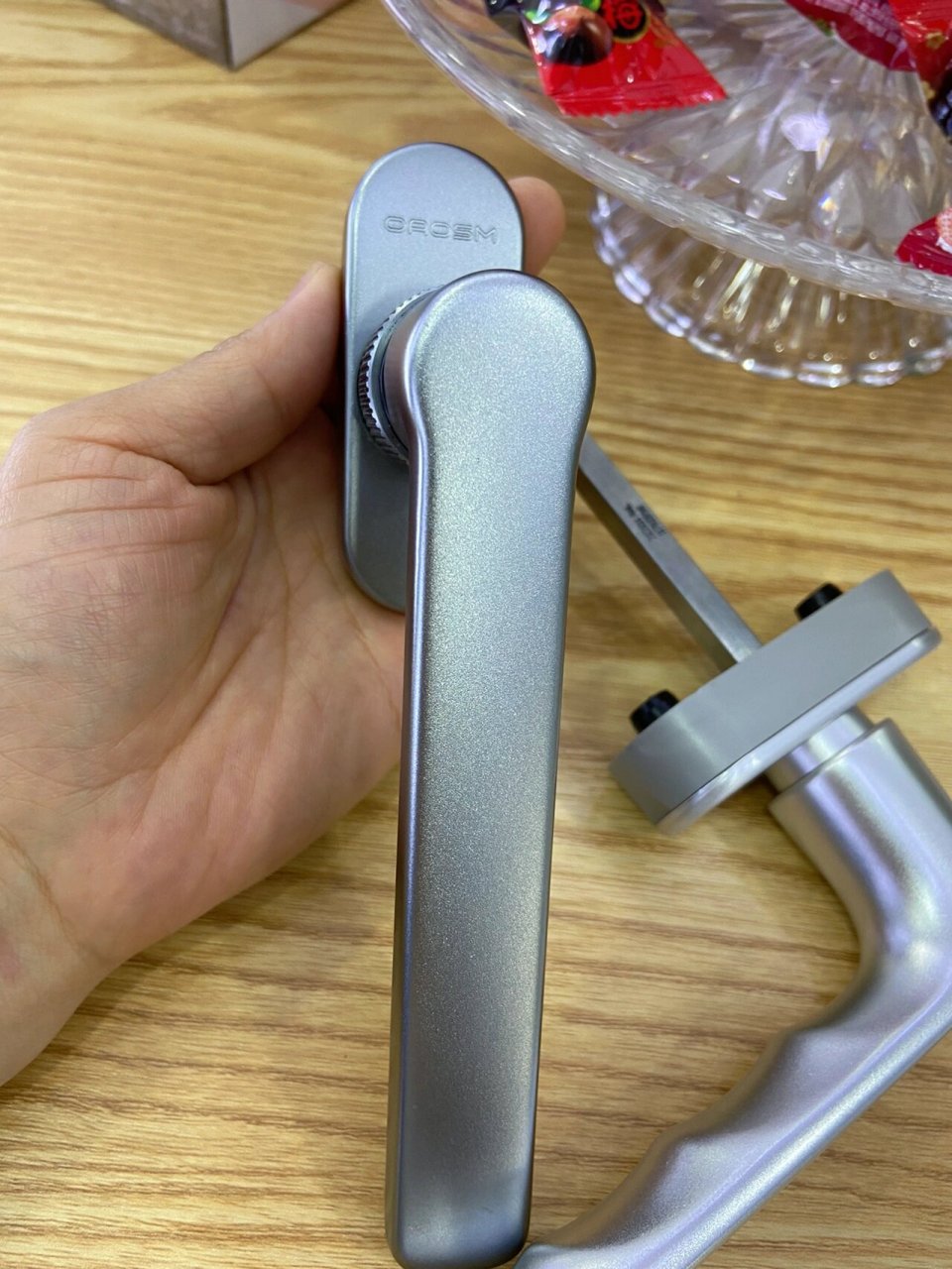 德国霍曼执手和进口好博执手纠结中 都是有小机关的窗子把手,霍曼的枪