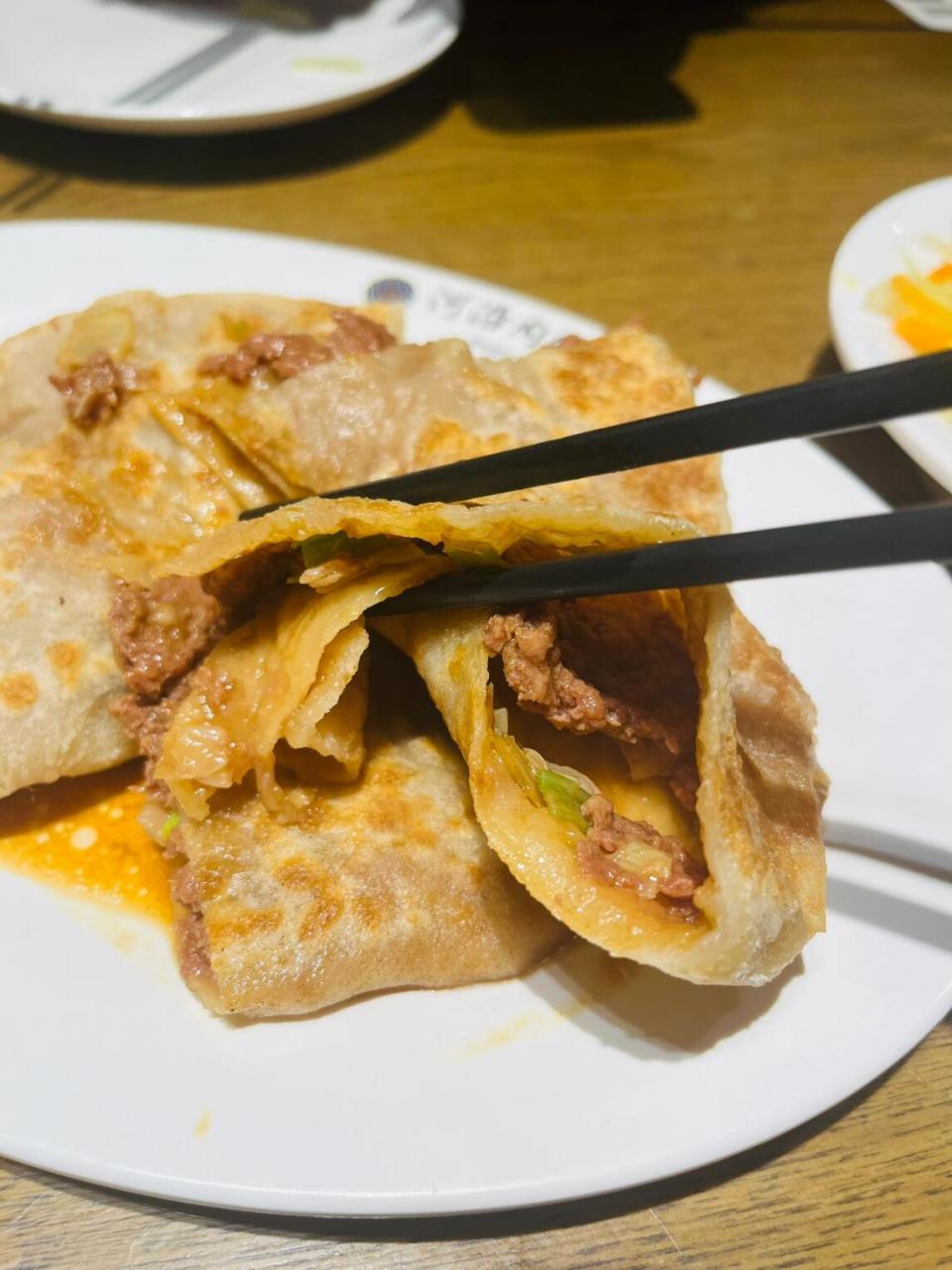 一个很小的不起眼的店,河沿肉饼,都下午三点了排队的人还是很多.