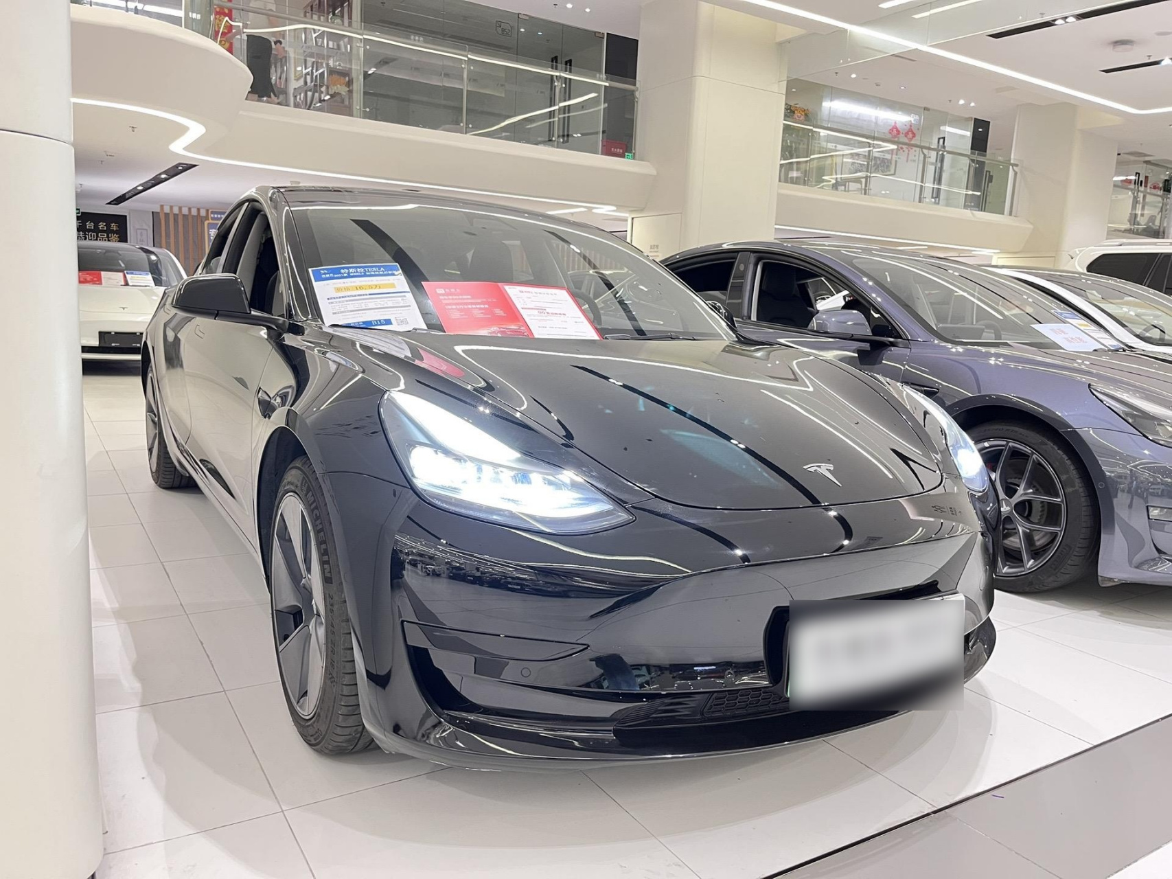 新到特斯拉model 3标准续航2021改款,2021年9月生产10月上牌,黑内黑外