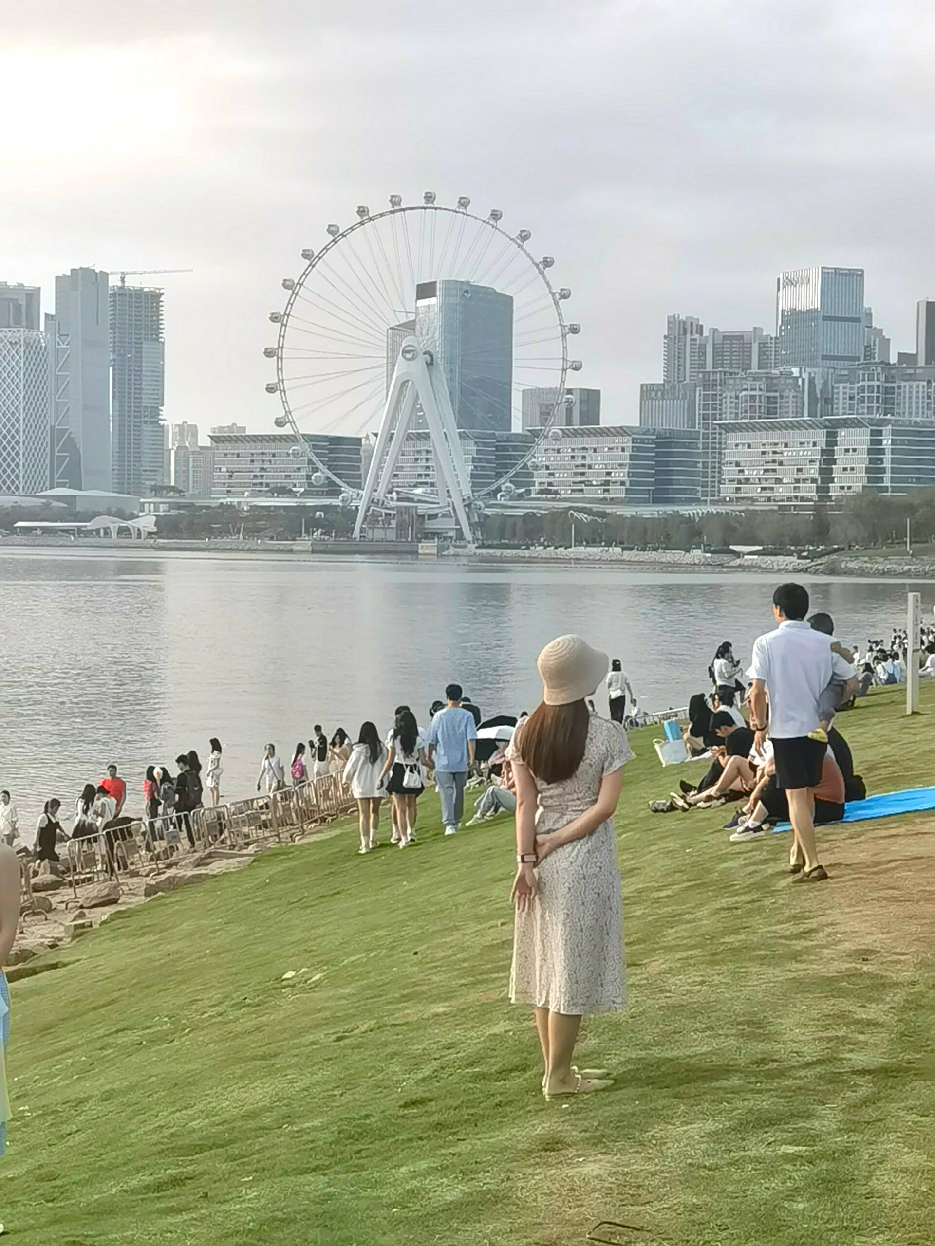 来前海湾海边公园躺平