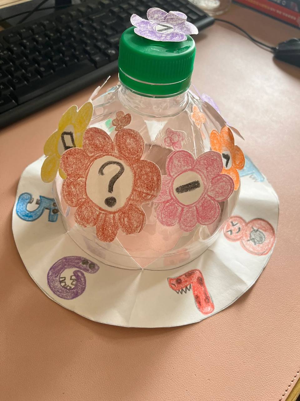 幼儿园数字手工帽 一个6升的矿泉水瓶,剪掉一半,再画点数字卡片贴上去