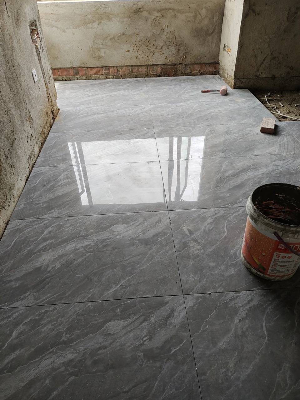 我家是130平方竖型户型,瓷砖是120/60.