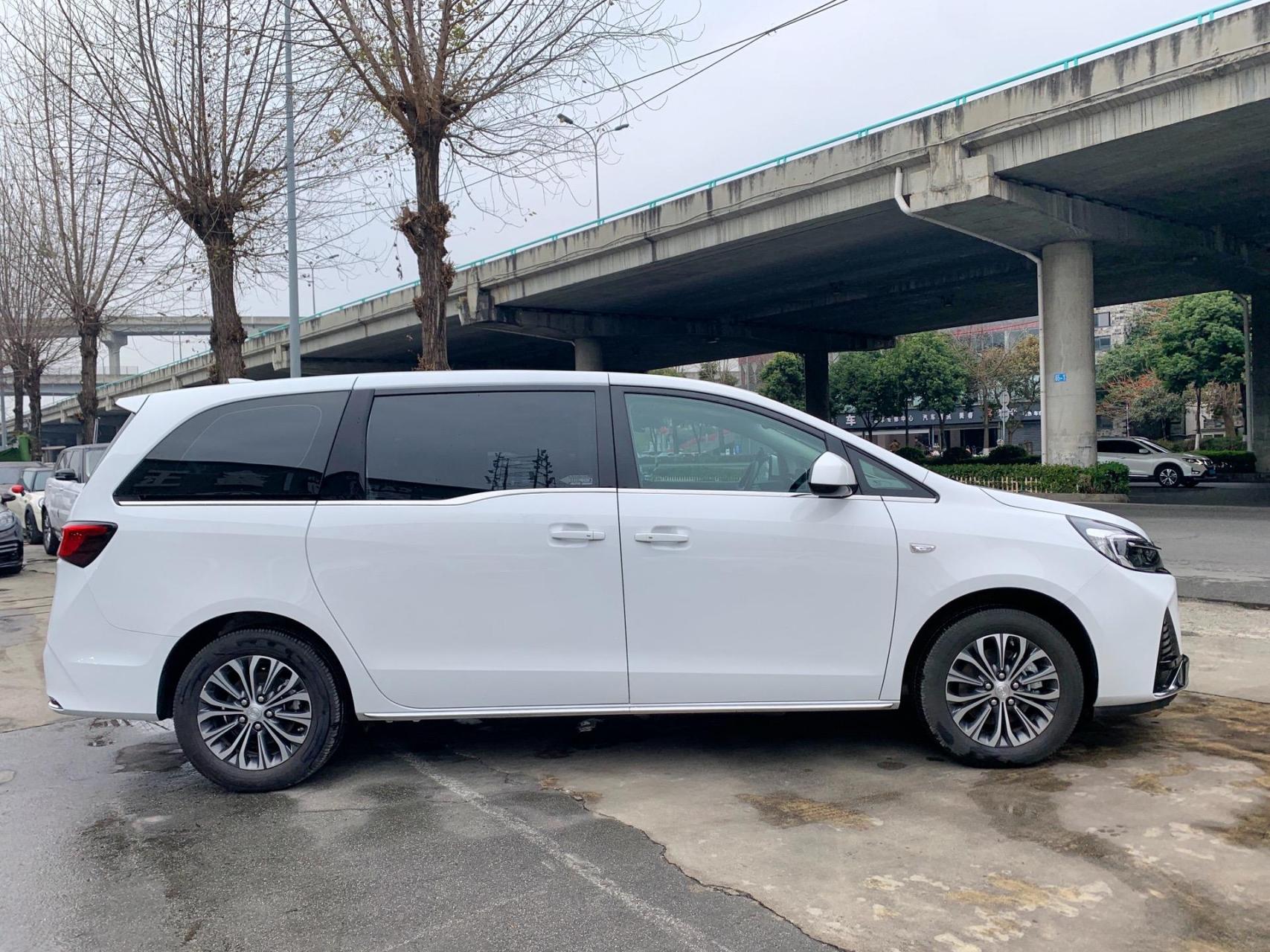 只要20万左右开走别克gl8 2023款.