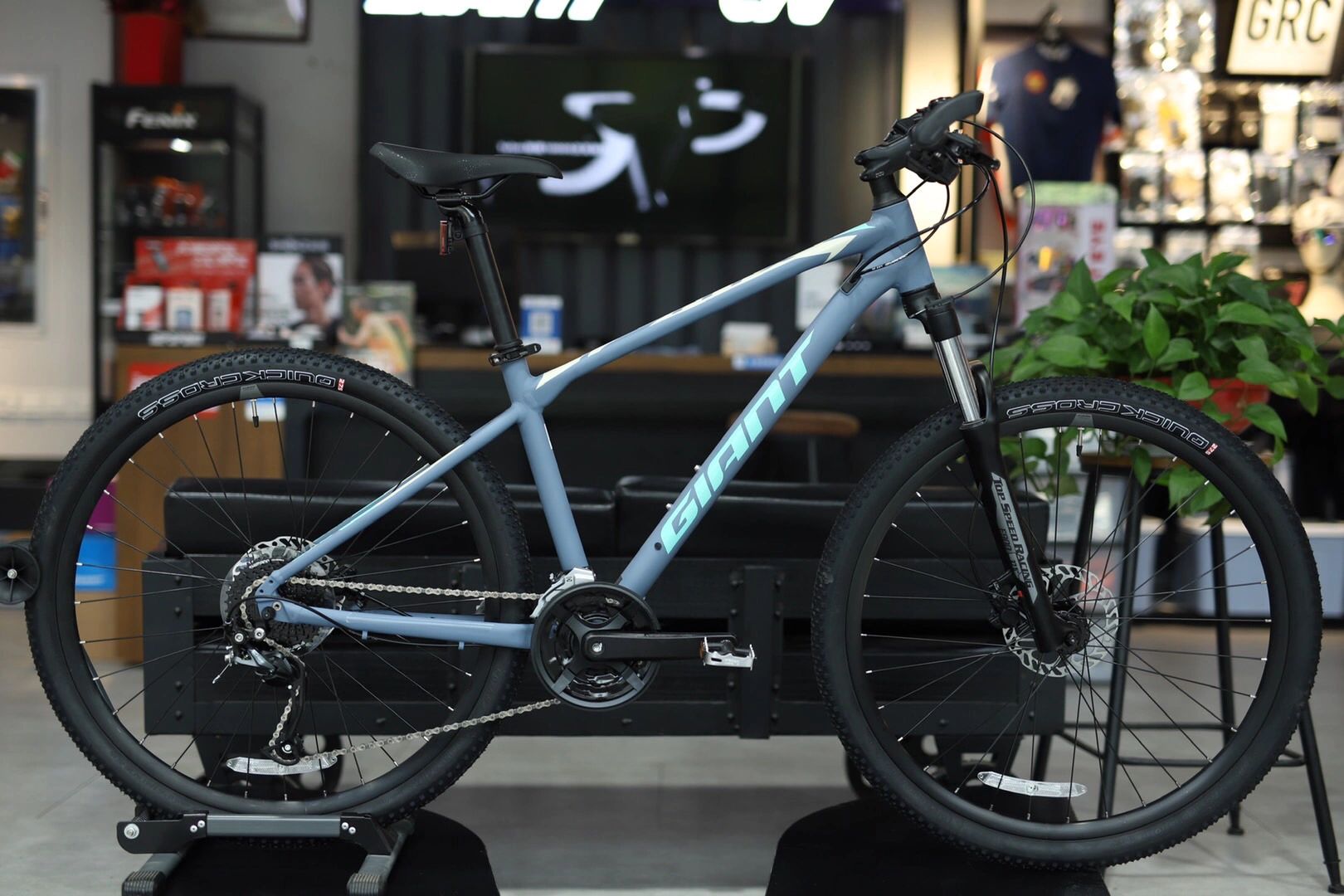 首先车架材质:atx860使用的是捷安特aluxx铝合金车架,xtc800则是aluxx