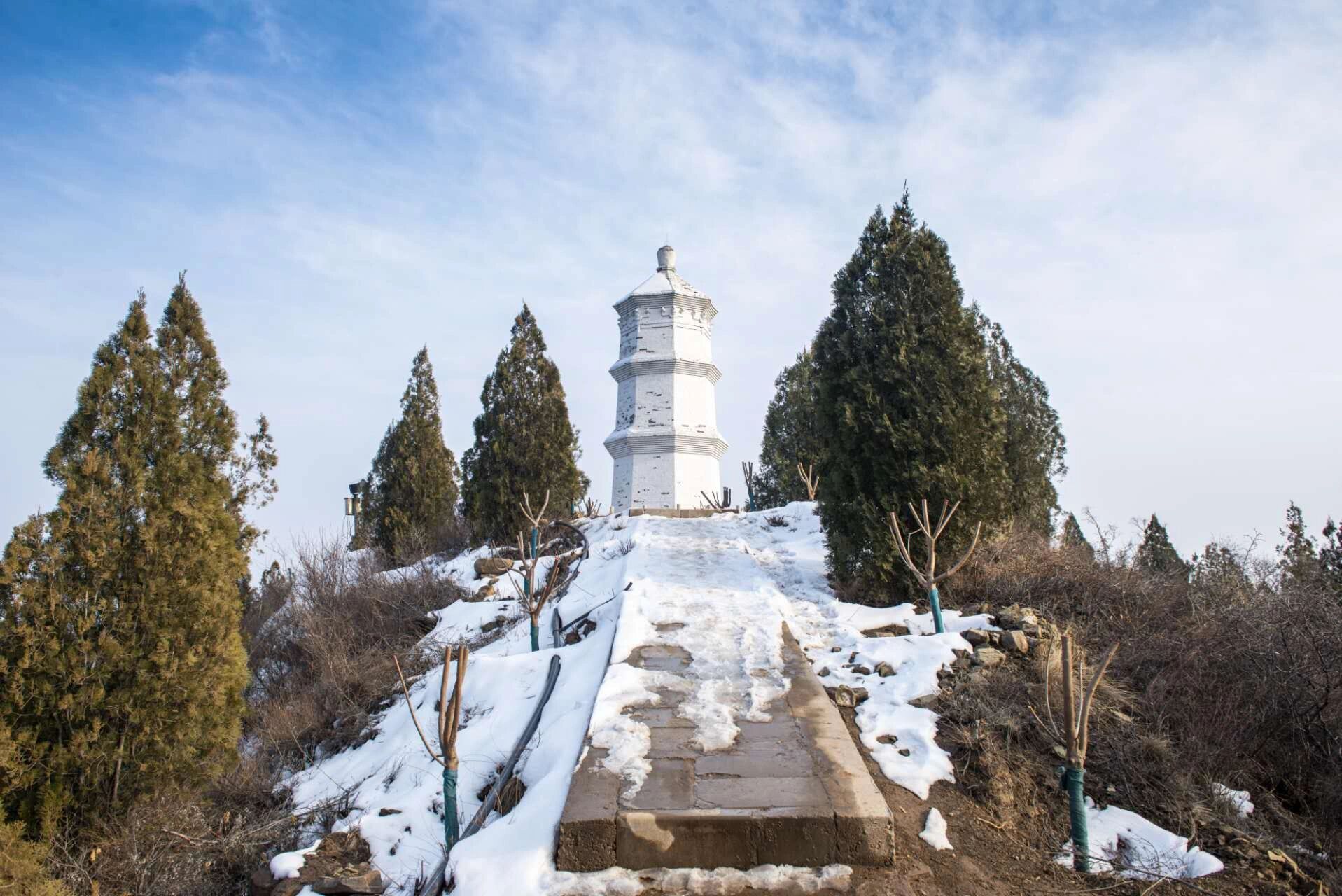 清凉胜境-交城卦山(1) 卦山因山的形状酷似八卦而得名.