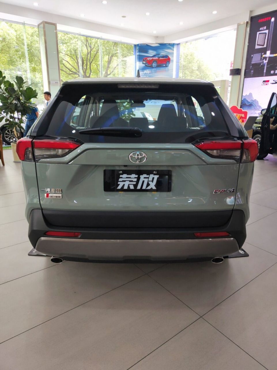 米兰卡其色荣放可能更适合年轻的朋友们! 这个颜色耐脏不老气值得拥有