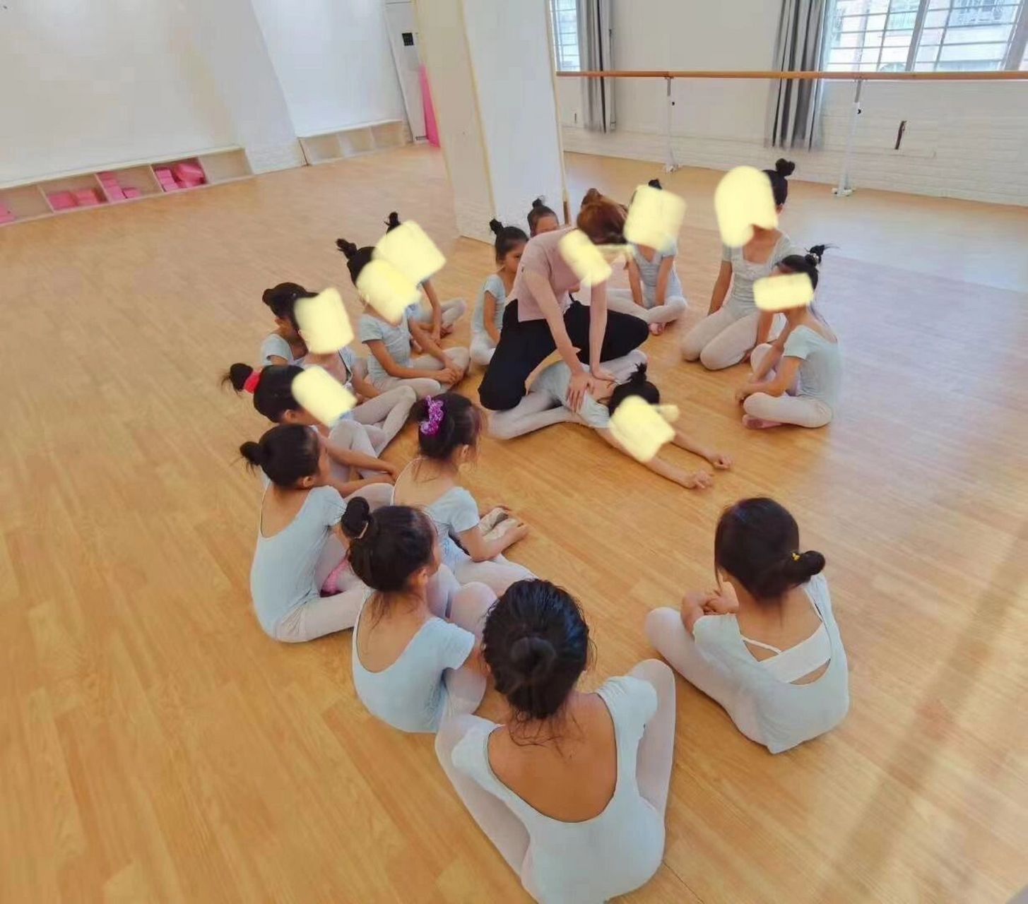 幼儿舞蹈 小孩多大可以练下腰?