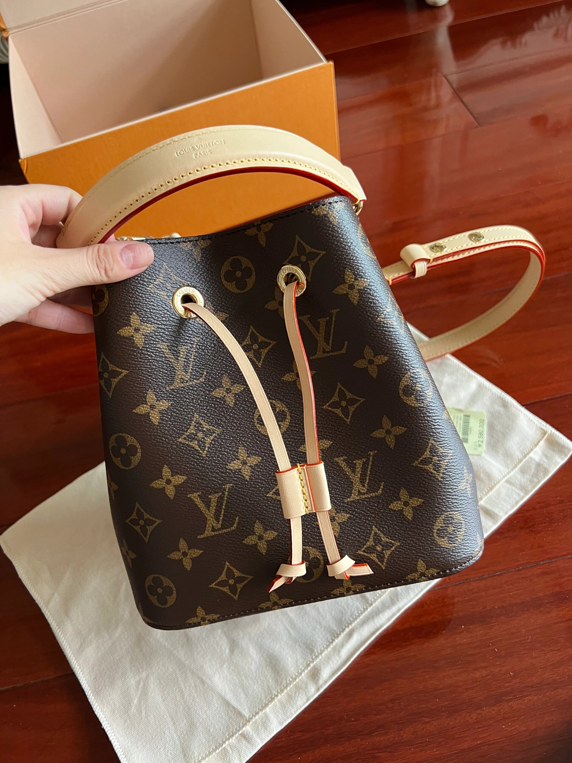 lv新款neonoe bb 水桶  安全下车 很轻很轻,容量很大  能放水杯能放伞