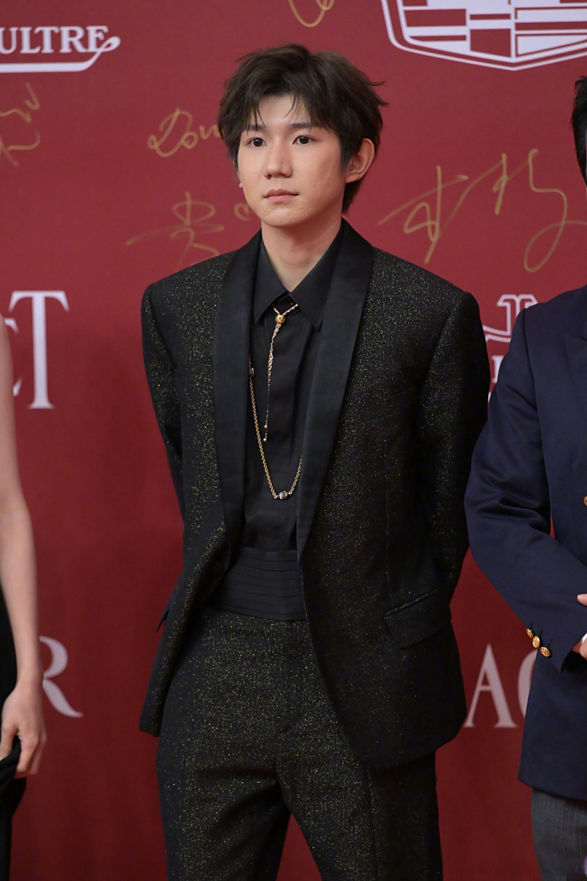 王源皮肤一直都挺差的感觉,虽然化了妆,但还是遮不住脸上的坑洼不平[