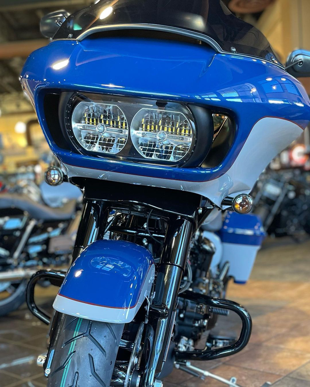 哈雷戴维森23款公路滑翔 23款这个新配色好看