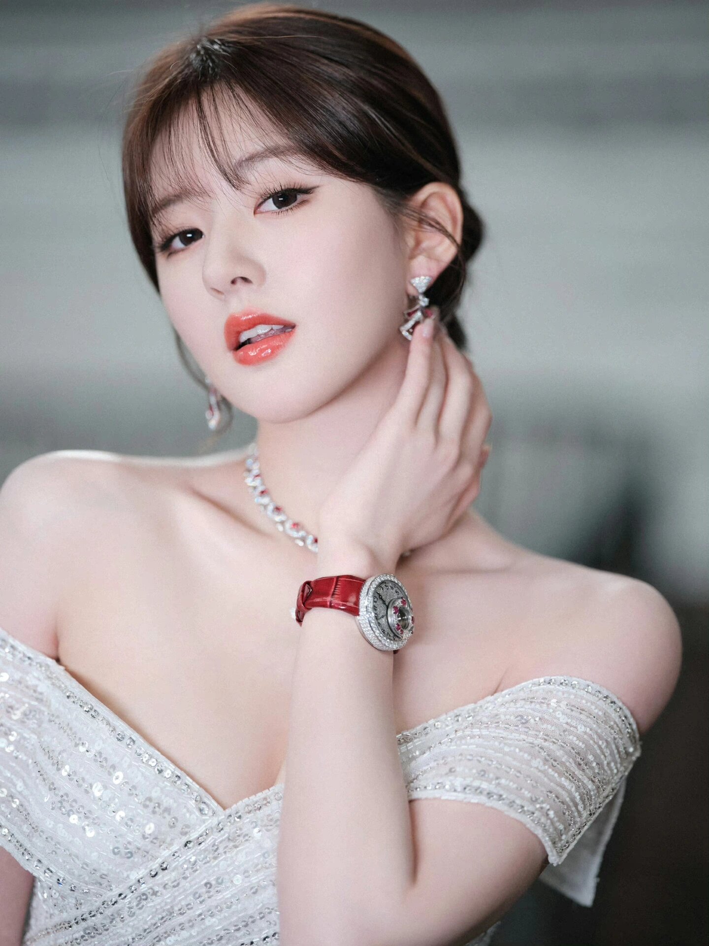 宝格丽 品牌代言人 赵露思 佩戴bvlgari宝格丽高级珠宝及腕表,优雅