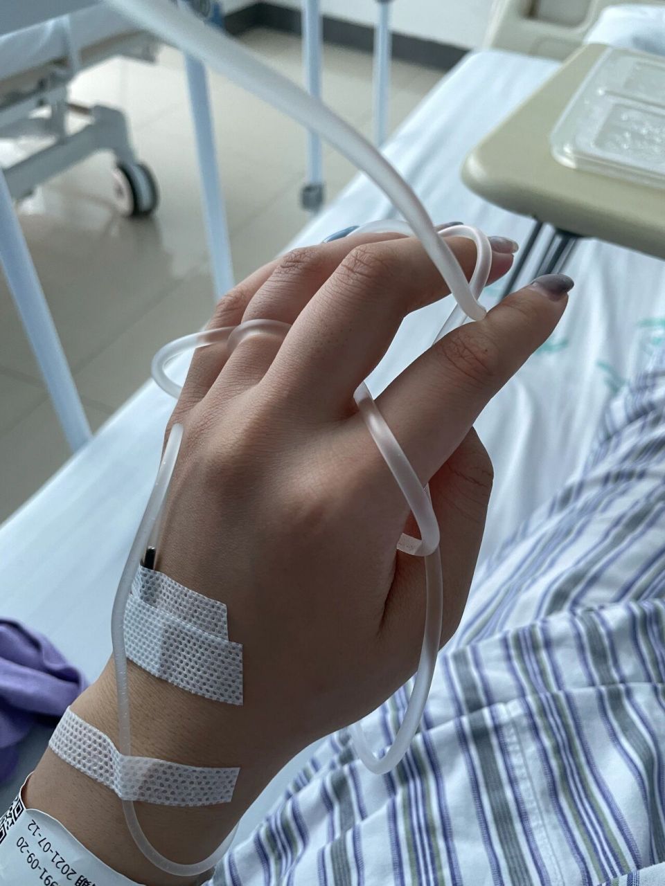 吊水实用小技巧 吊水太难受了 缓解不适 将管子缠绕在手指上,增加与手