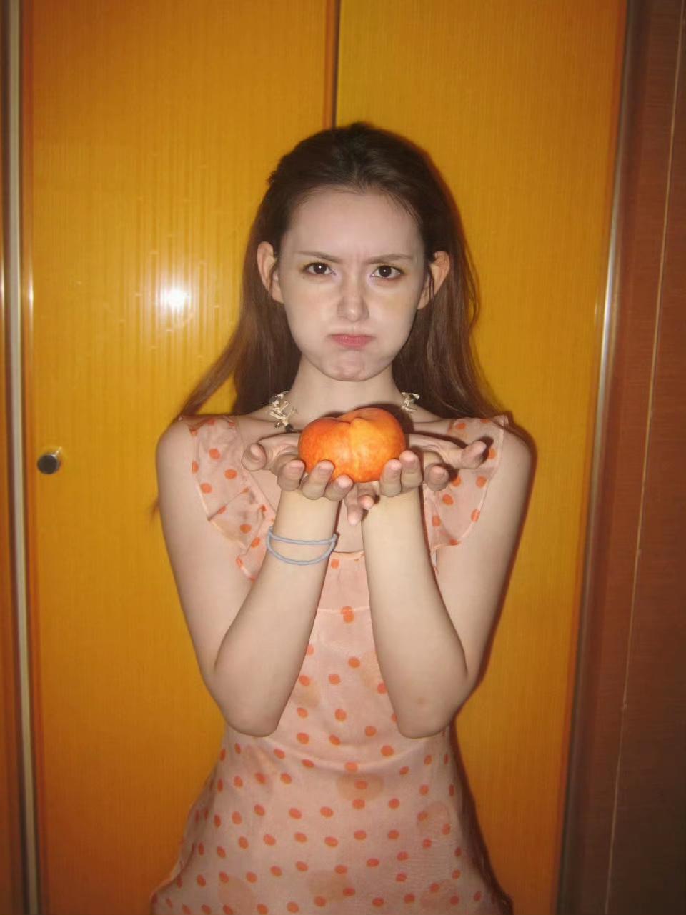 我们蒋依依这是这么萌的混血小娃娃