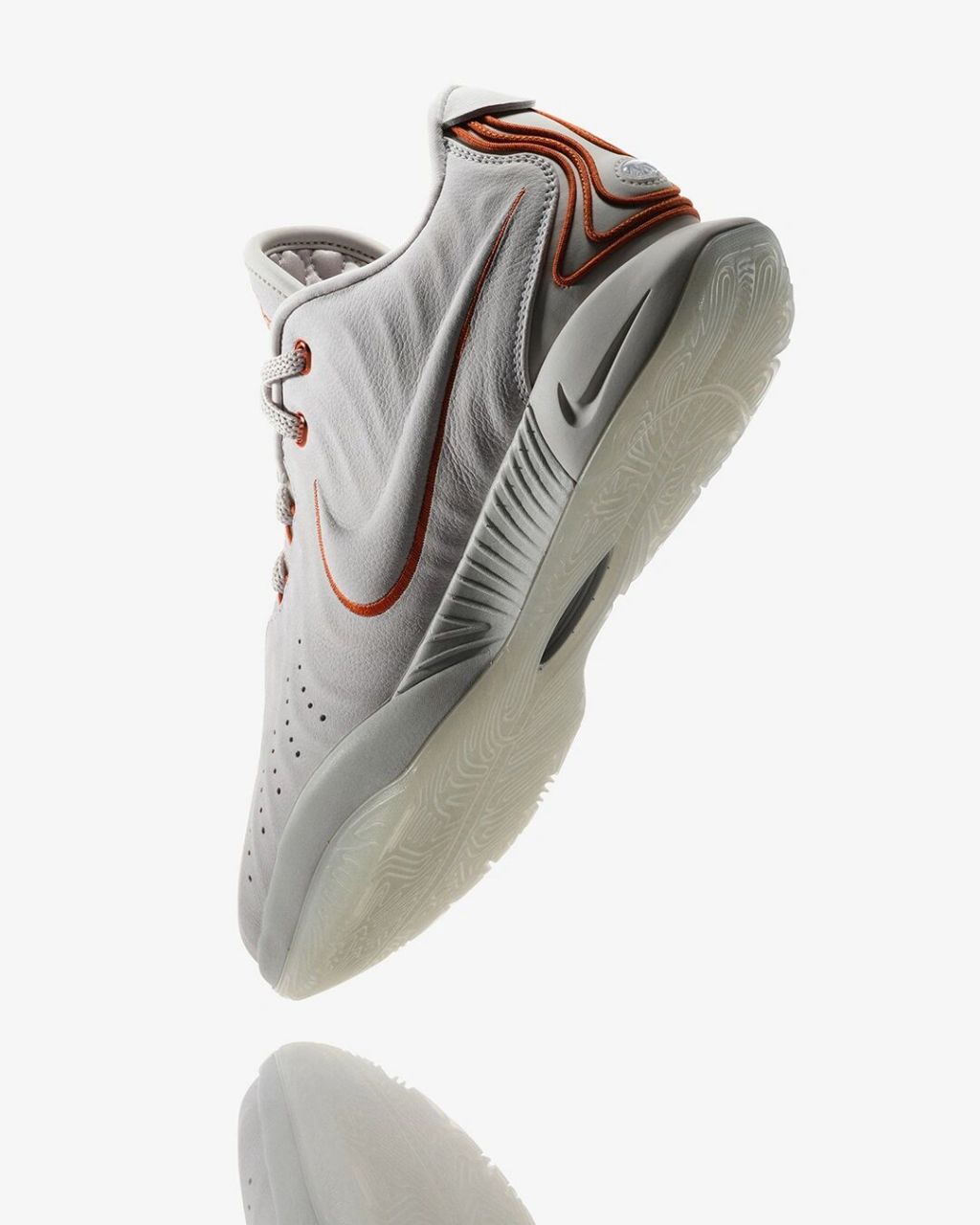 勒布朗·詹姆斯第21代签名鞋,外观牡蛎壳一样的设计语言源于詹姆斯对