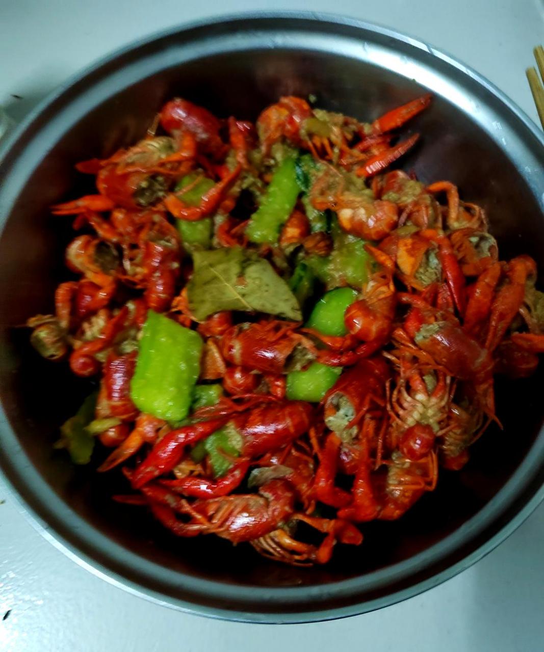 家里没有药可以缓解,只能忍着了.夏天要吃小龙虾,但过敏真的很糟糕.