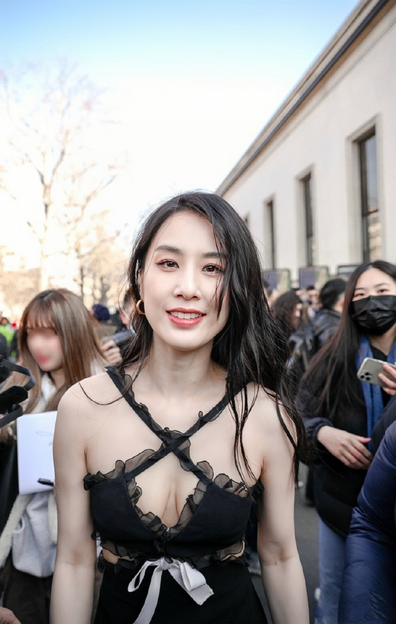 黄圣依巴黎街头这组生图,真实拍出了她颜值的底线!